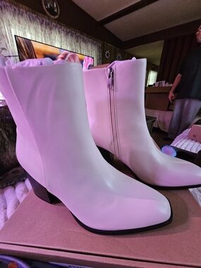 Amazon Essentials heeled ankle boots ~ Size 9 NIB Retail $50